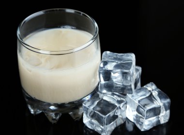 Baileys likör izole siyah cam