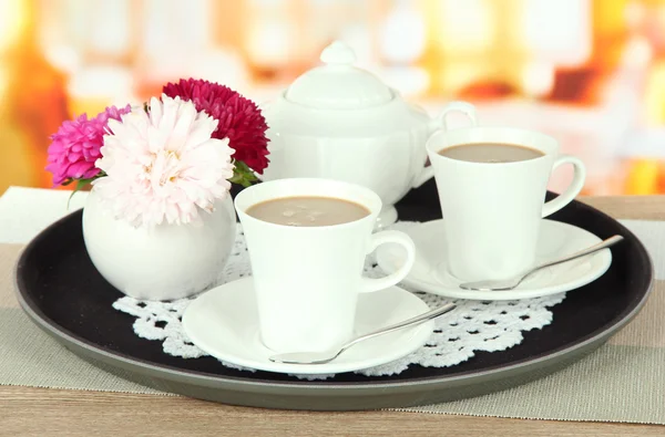 Kopjes koffie in lade op tafel in café — Stockfoto