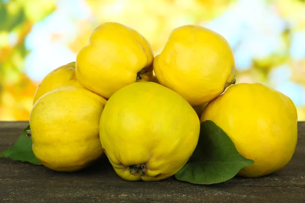 밝은 배경에 테이블에 달콤한 quinces — 스톡 사진