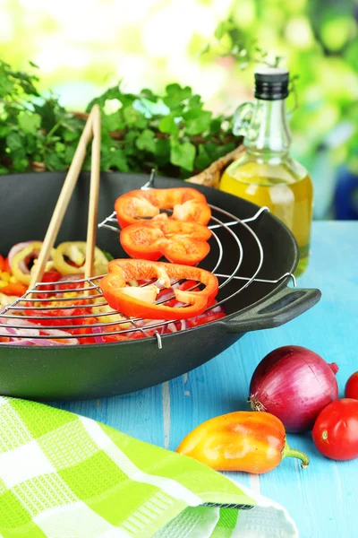 Hortalizas en wok sobre mesa de madera sobre fondo natural — Foto de Stock