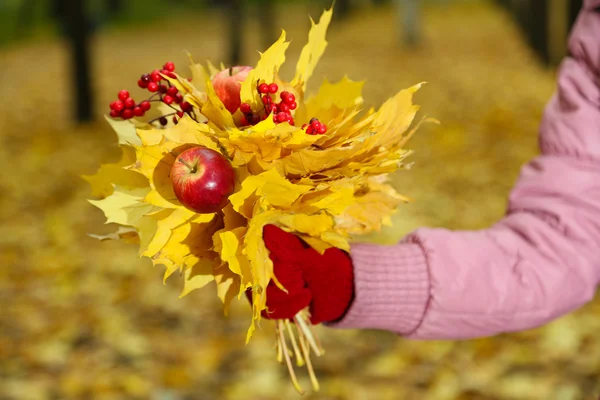 Bouquet de feuilles jaunes à la main — Photo