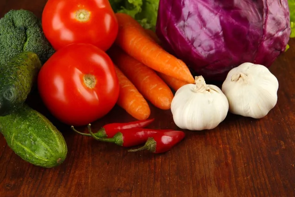 Composition des différents légumes sur fond de bois — Photo