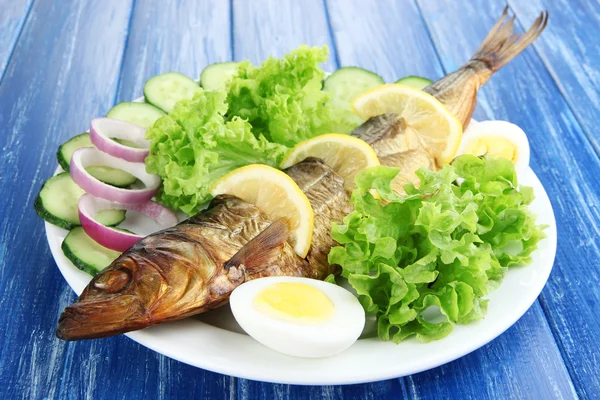 Rökt fisk på plattan på nära håll — Stockfoto