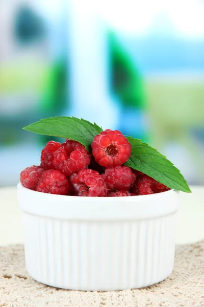 Framboise fraîche sur table en bois, sur fond lumineux — Photo