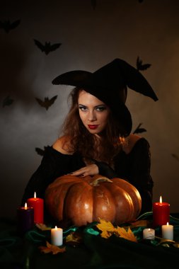 koyu arka plan üzerinde Halloween cadı