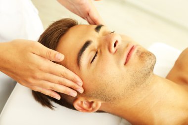 baş masajı kadar yakın olan adam