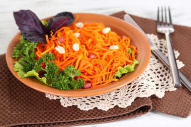 peçete ahşap masa üzerinde plaka üzerinde havuç salatası