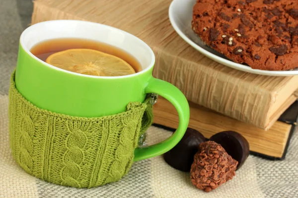 Cup of tea with knitted thing on it close up — Stock Photo, Image