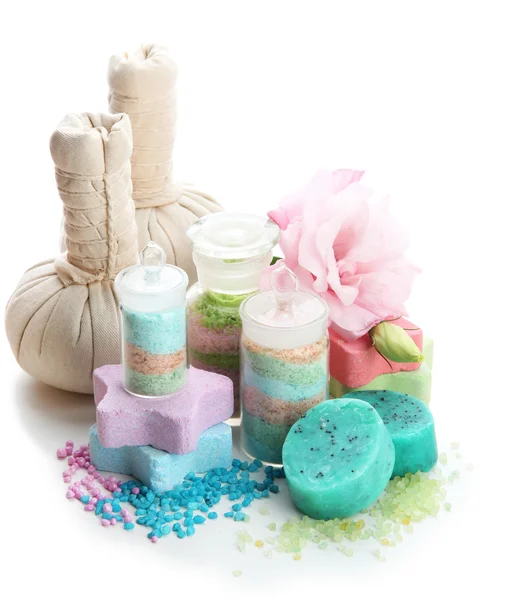 Sales aromáticas en frascos de vidrio y bolas de compresas de hierbas — Foto de Stock