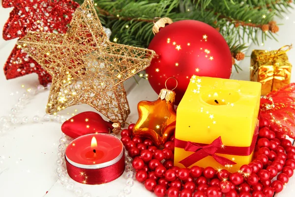 Gele kaars met decoratie van Kerstmis — Stockfoto