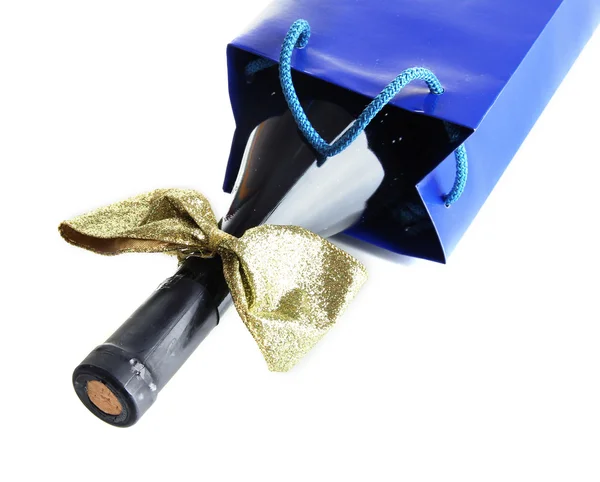 Geschenkbox mit Wein isoliert auf weiß — Stockfoto