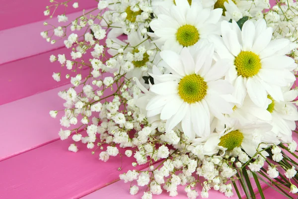 Krásné květiny na dřevěném pozadí — Stock fotografie