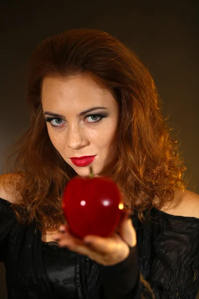 Halloween häxa med apple på mörk bakgrund — Stockfoto