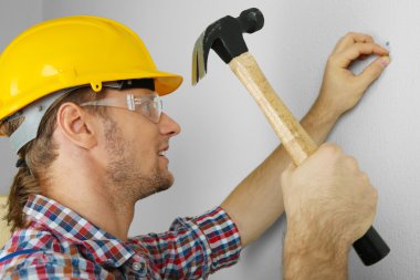 Odadaki genç ustabaşının portresi.