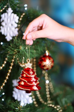 Parlak arkaplanda Noel ağacı süsleme