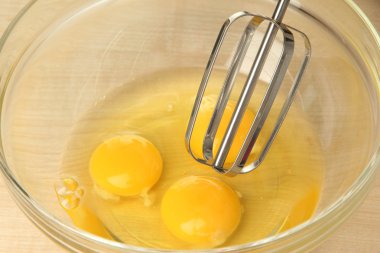 Yemek, yumurta bir kapta elektrikli çırpma teli ile kırbaçlanan, yakın çekim