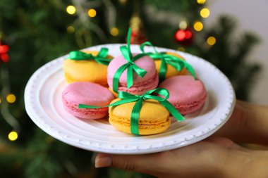 ev yapımı kurabiye plaka parlak arka planda tutan eller