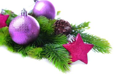 Noel topları ve çam ağacı, beyaz izole üzerinde dekoratif yıldız