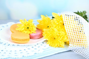 makarna üzerine açık renkli ve güzel çiçekler