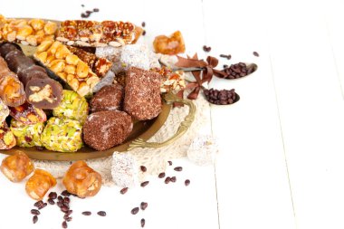 Beyaz ahşap zemin üzerinde tepsi lezzetli oryantal tatlılar