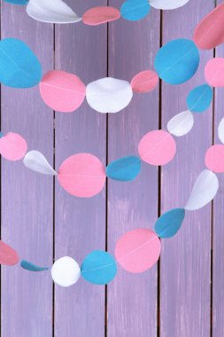 Ahşap arka plan üzerinde dekoratif keçe çelenk