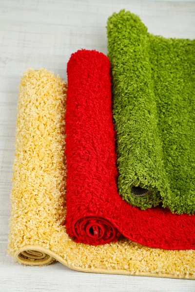 Vele tapijten van verschillende kleuren — Stockfoto