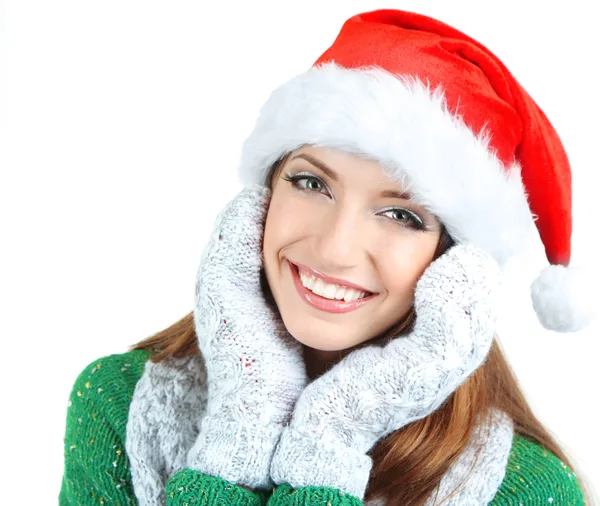 Красивая улыбающаяся девушка в новогодней шляпе — стоковое фото