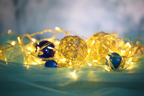 Рождественские украшения и гирлянды крупным планом — стоковое фото