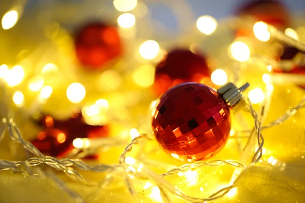 Kerst ornamenten en garland close-up — Stockfoto