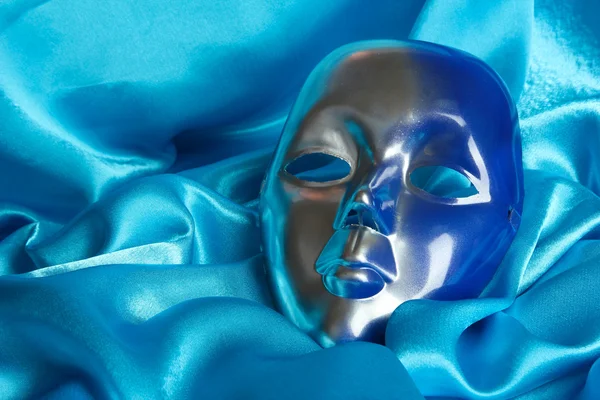 Maschera su sfondo tessuto blu — Foto Stock