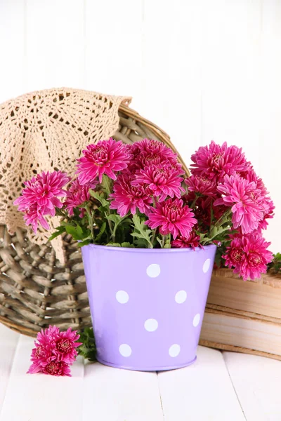 Bouquet of pink chrysanthemum in bucket on white wooden background — Stock Photo, Image