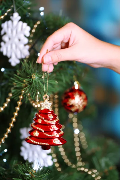 Parlak arkaplanda Noel ağacı süsleme
