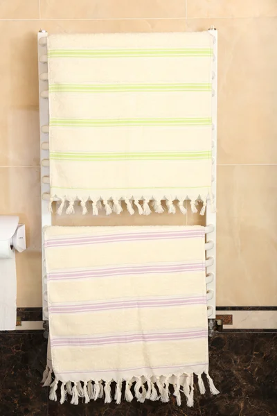 彩色毛巾在浴室里的散热器 — 图库照片
