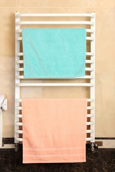 Farbige Handtücher am Heizkörper im Badezimmer — Stockfoto