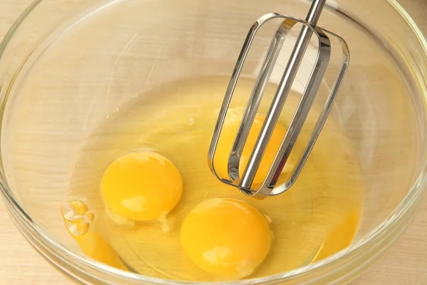 Yemek, yumurta bir kapta elektrikli çırpma teli ile kırbaçlanan, yakın çekim — Stok fotoğraf