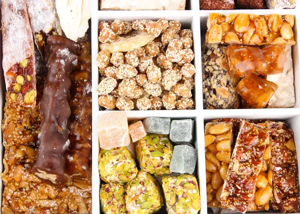 Sabrosos dulces orientales en caja de madera, de cerca — Foto de Stock