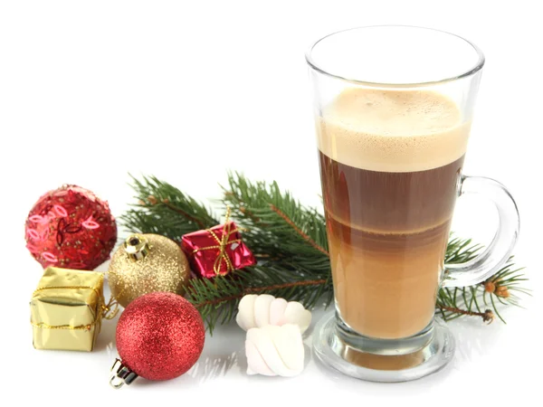 Kop warme koffie met kerstversiering geïsoleerd op wit — Stockfoto
