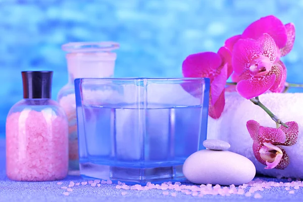 Bella spa impostazione con orchidea su sfondo blu — Foto Stock