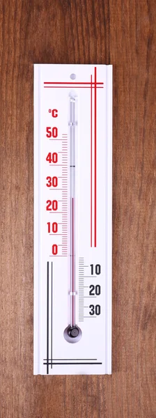 Термометр на дерев'яному фоні — стокове фото
