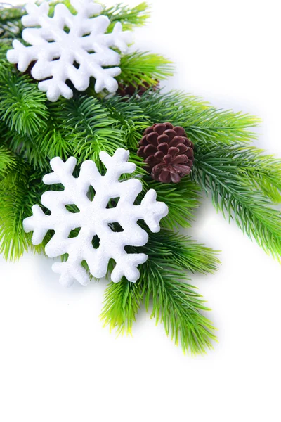 モミの木は、白で隔離されるクリスマス雪片 — ストック写真