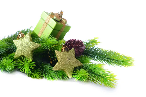 फायर वृक्ष वर ख्रिसमस सजावटीचे तारे, पांढरा वर वेगळे — स्टॉक फोटो, इमेज