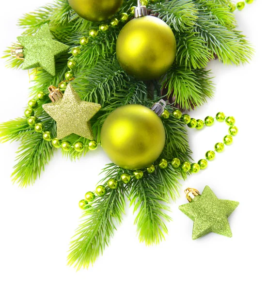 Kerstballen en decoratieve sterren op fir boom, geïsoleerd op wit — Stockfoto