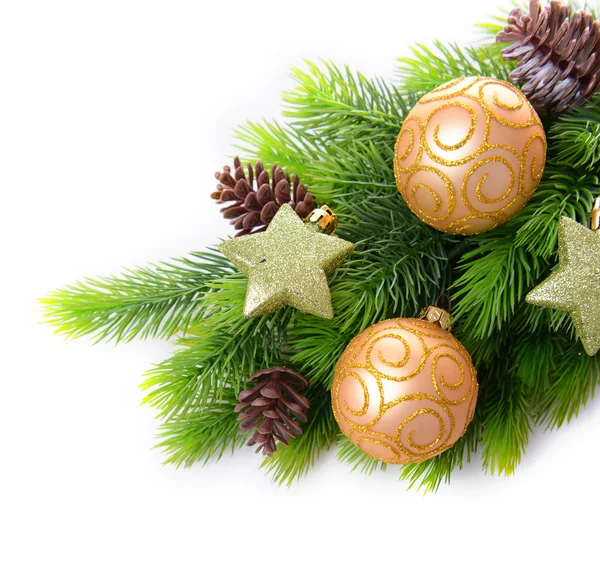 Palle di Natale e stelle decorative su abete, isolato su bianco — Foto Stock