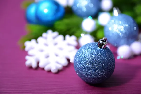 色の背景上のモミの木でクリスマス ボール — ストック写真