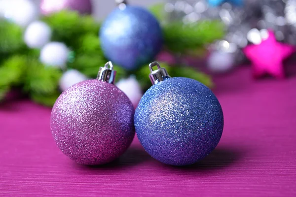 Рождественские шары на елке, на цветном фоне — стоковое фото
