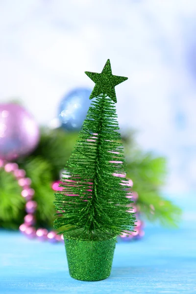 Decoratieve kerstboom, op lichte achtergrond — Stockfoto