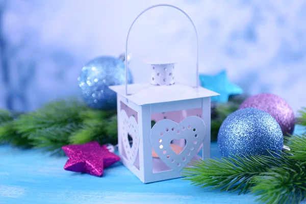 Weihnachtslaterne, Tanne und Dekorationen auf hellem Hintergrund — Stockfoto