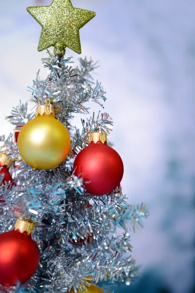 Decoratieve kerstboom, op lichte achtergrond — Stockfoto