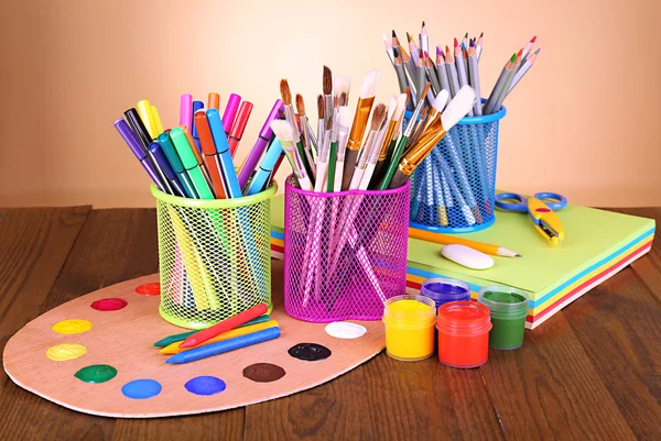 Masanın üzerine bej renkli arka plan üzerinde çeşitli yaratıcı araçlar bileşimi — Stok fotoğraf