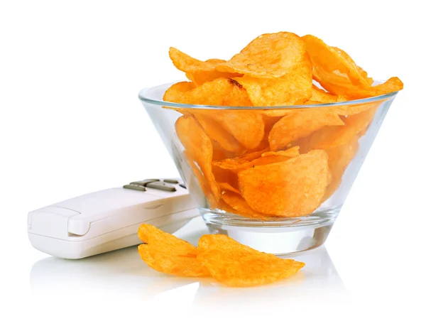 Chips in ciotola e telecomando isolato su bianco — Foto Stock